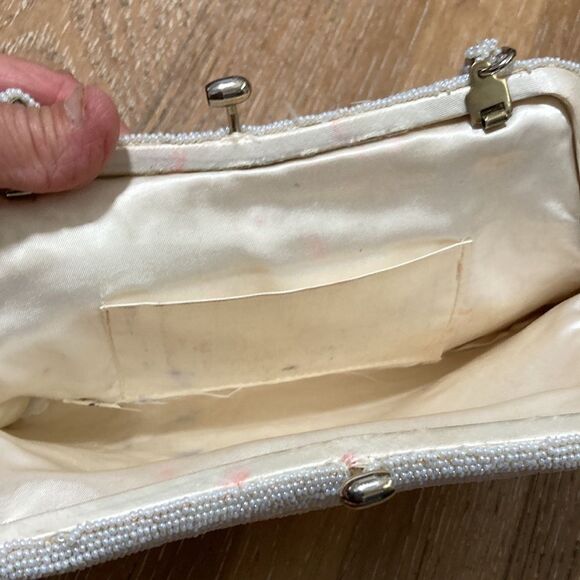 Mini vintage beaded White clutch with gold kiss lock - Picture 3 of 8